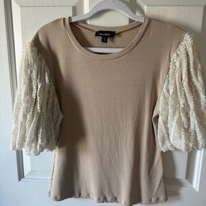 Lea & Viola Women’s top with sleeve detail